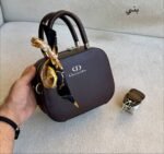 ⁦شنطة يد وكروس Christian Dior – أناقة تليق بكِ⁩ - الصورة ⁦4⁩