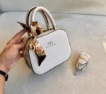 ⁦شنطة يد وكروس Christian Dior – أناقة تليق بكِ⁩ - الصورة ⁦5⁩