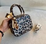 ⁦شنطة يد وكروس Christian Dior – أناقة تليق بكِ⁩ - الصورة ⁦7⁩